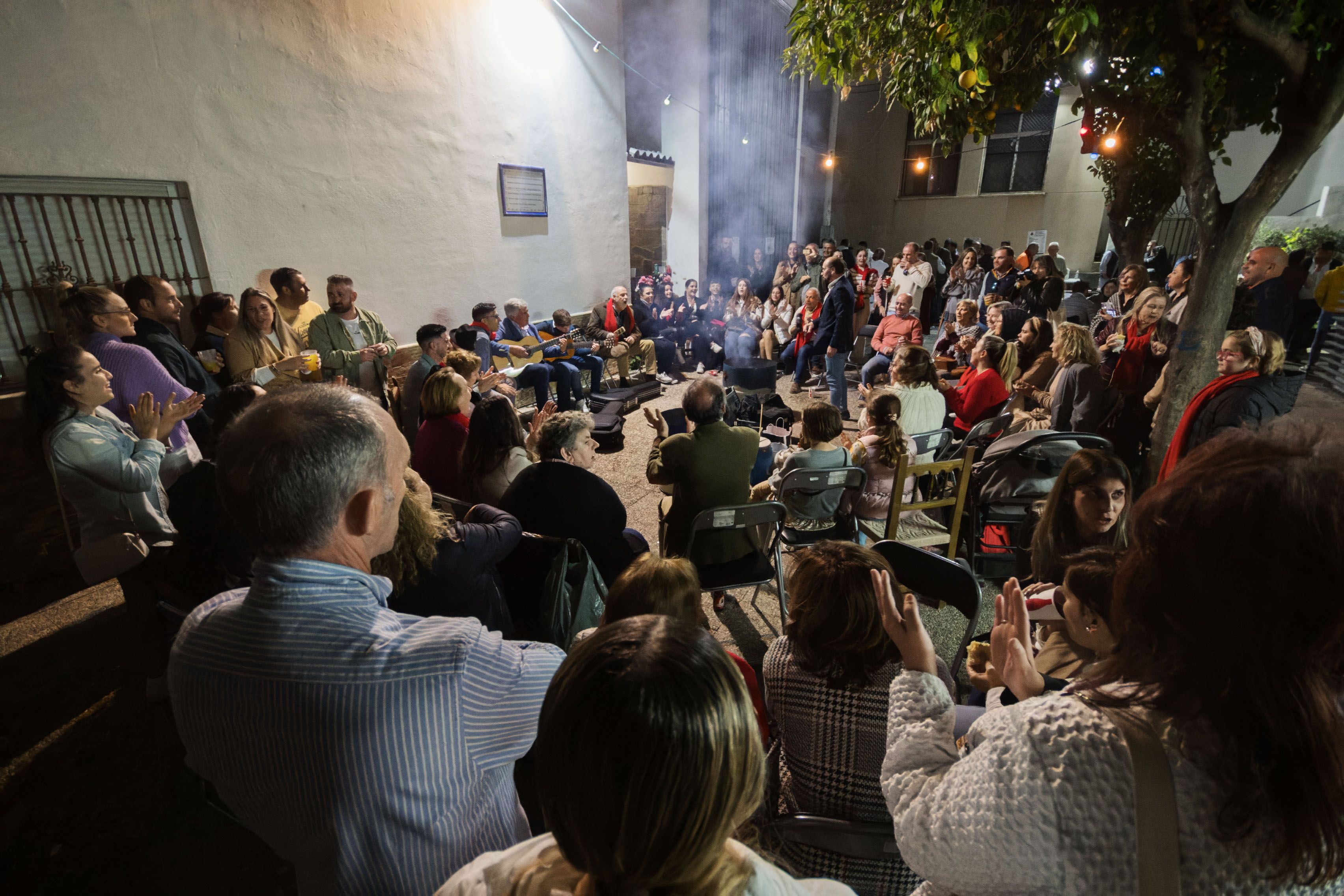 Pendientes del tiempo. Imagen de la Zambomba celebrada en la Hermandad del Transporte, el pasado fin de semana.
