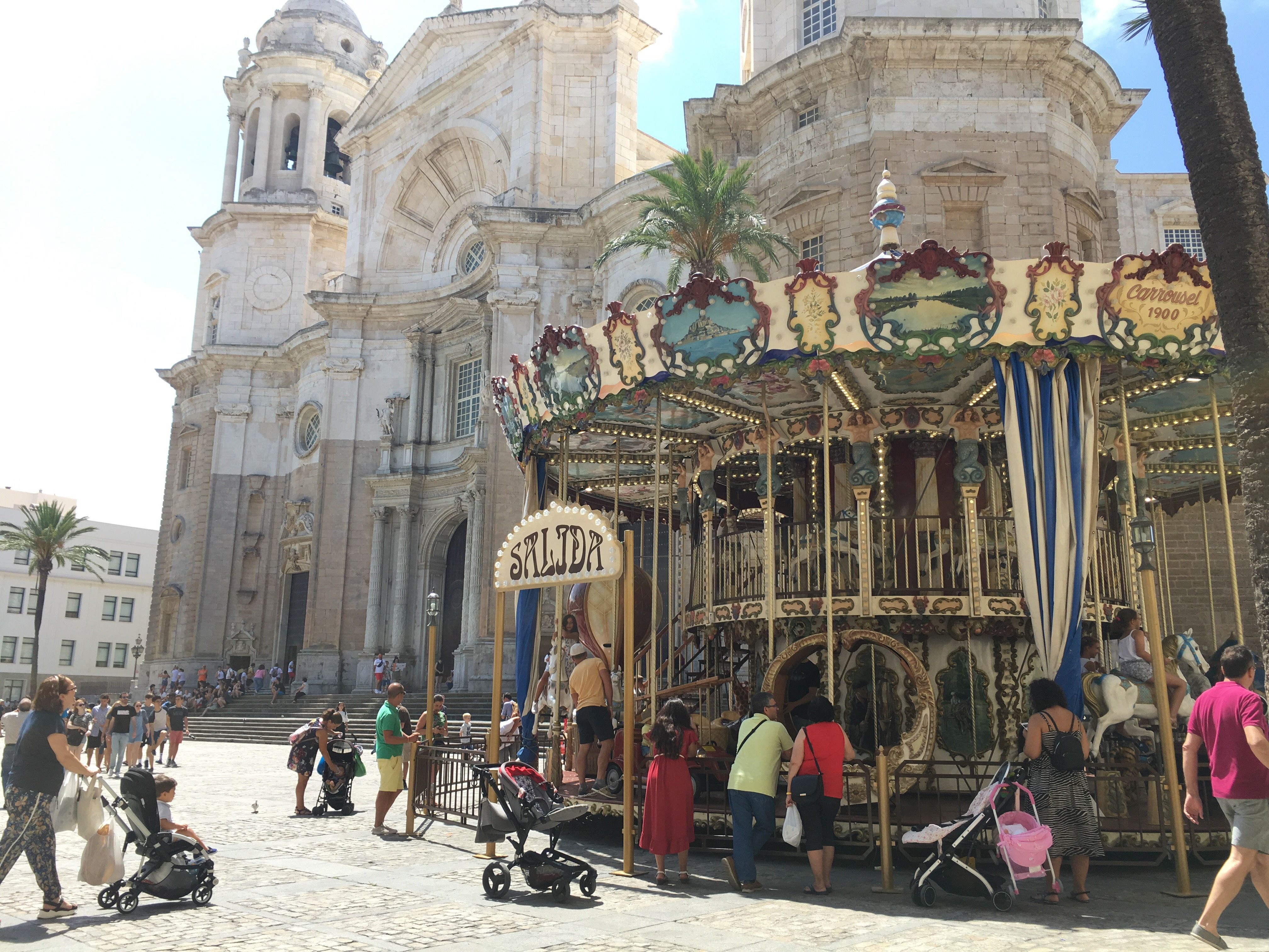 Tiovivo instalado junto a la catedral de Cádiz. FOTO: ANA G. BARRONES