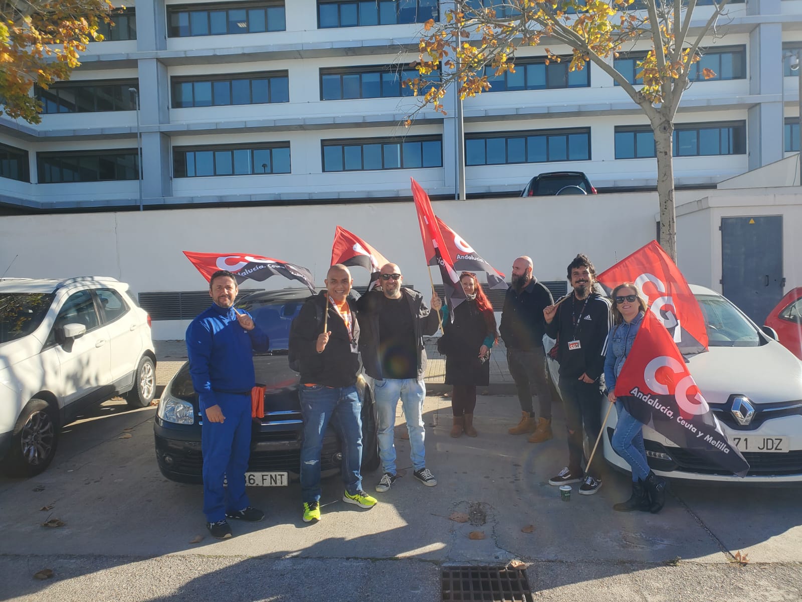 Los primeros manifestantes del sector del telemarketing llegan a la empresa Majorel en Jerez.