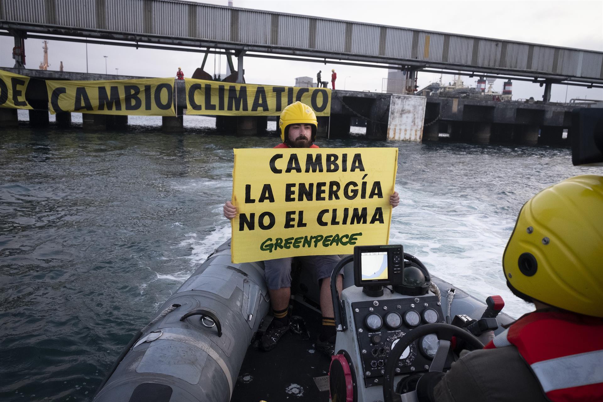 Ecologistas de Greenpeace protestan contra central térmica de Los Barrios. FOTO: TWITTER GREENPEACE