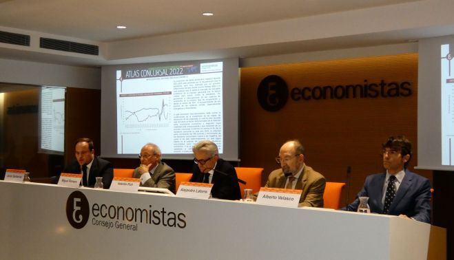 Javier Santacruz, Miguel Romero, Valentín Pich, Alejandro Latorre y Alberto Velasco. ECONOMISTAS