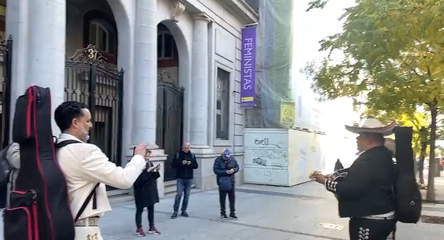 Un grupo de mariachis cantó 'Rata de dos patas' frente al Ministerio de Igualdad.