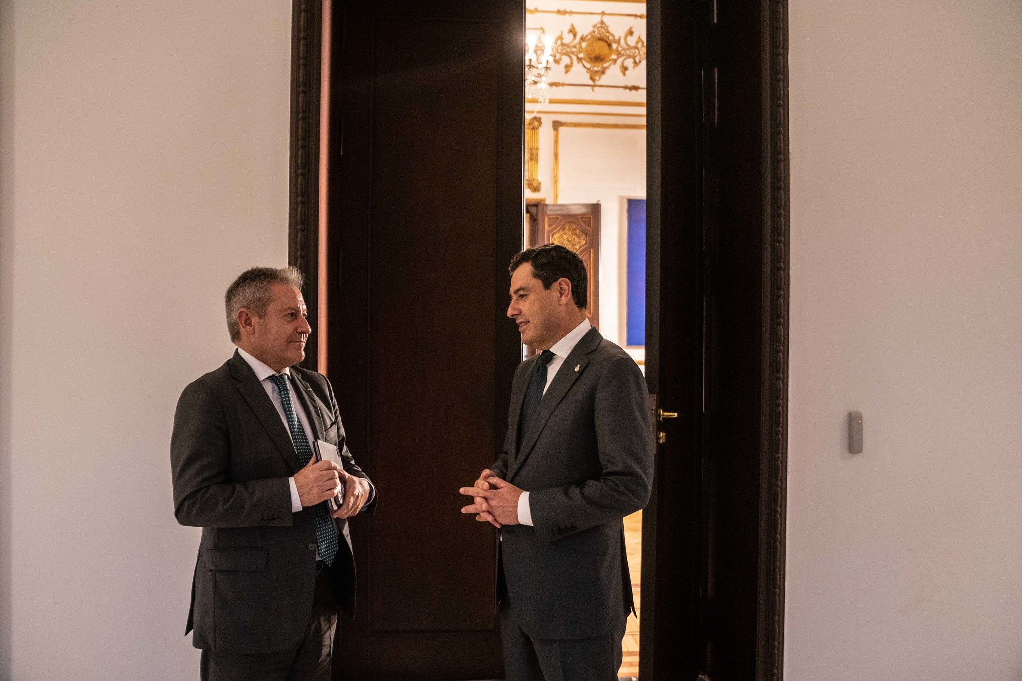 El presidente de la Junta de Andalucía, Juanma Moreno, se ha reunido hoy en el Palacio de San Telmo con el presidente de Airbus España, Alberto Gutiérrez. JUNTA ANDALUCÍA