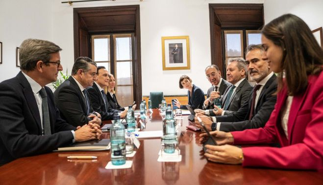Tras la reunión, los consejero de Presidencia, Política Industrial y Universidad han mantenido un encuentro de trabajo con miembros del equipo de dirección de Airbus.