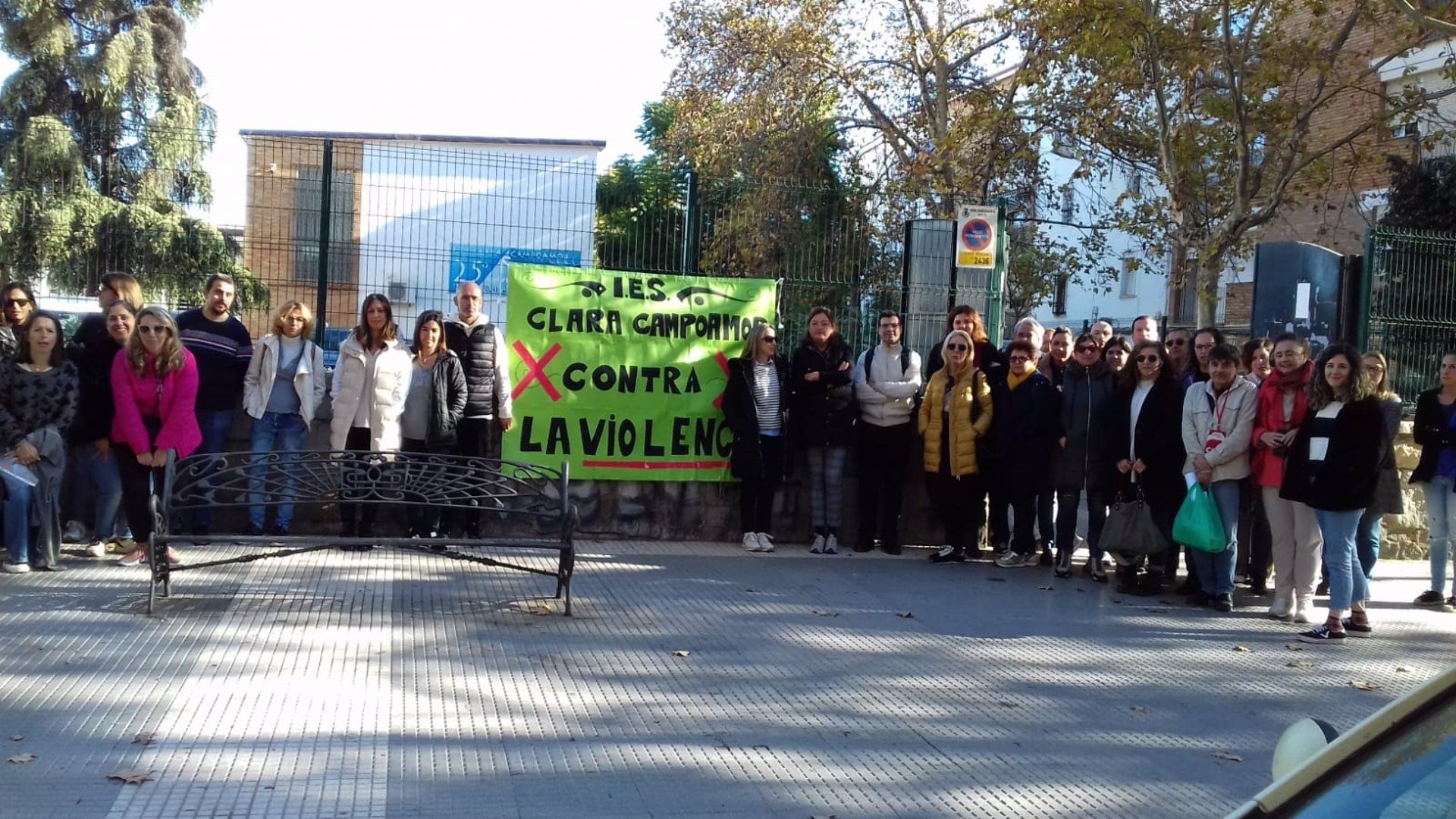 Concentración en apoyo de la docente del IES Clara Campoamor de Huelva, que ha sufrido amenazas y un intento de agresión.