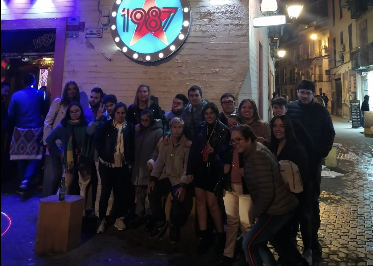 Las asociaciones Avadis de Vejer y Ahinco de Conil han denunciado conductas discriminatorias hacia sus miembros a los que no permitieron el acceso a una discoteca de Sevilla.