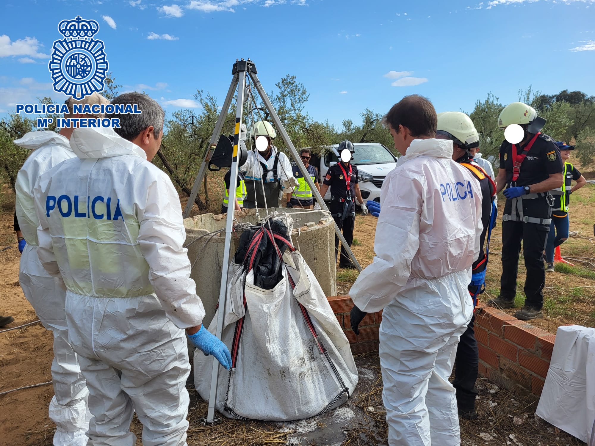 Agentes policiales, tras rescatar el cadáver de un pozo. Agentes policiales, tras rescatar el cadáver de un pozo.