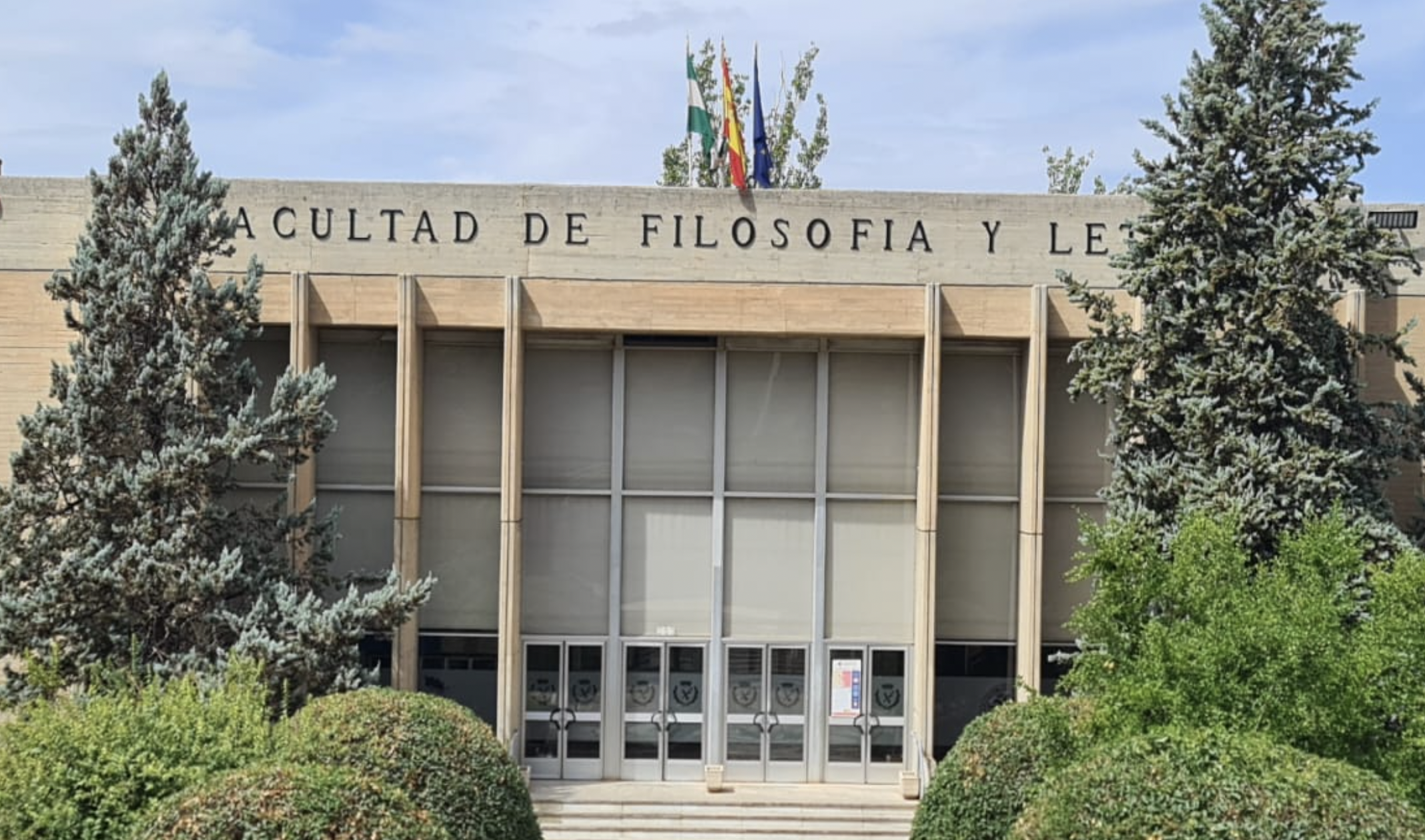 Imagen de la Facultad de Filosofía y Letras de Granada, uno de los centros donde imparte clases la profesora a la que han denunciado por conductas tránsfobas.
