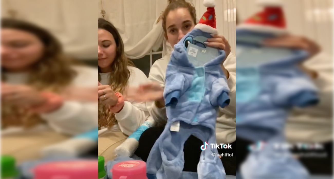 La joven, con el regalo equivocado para su amiga embarazada.