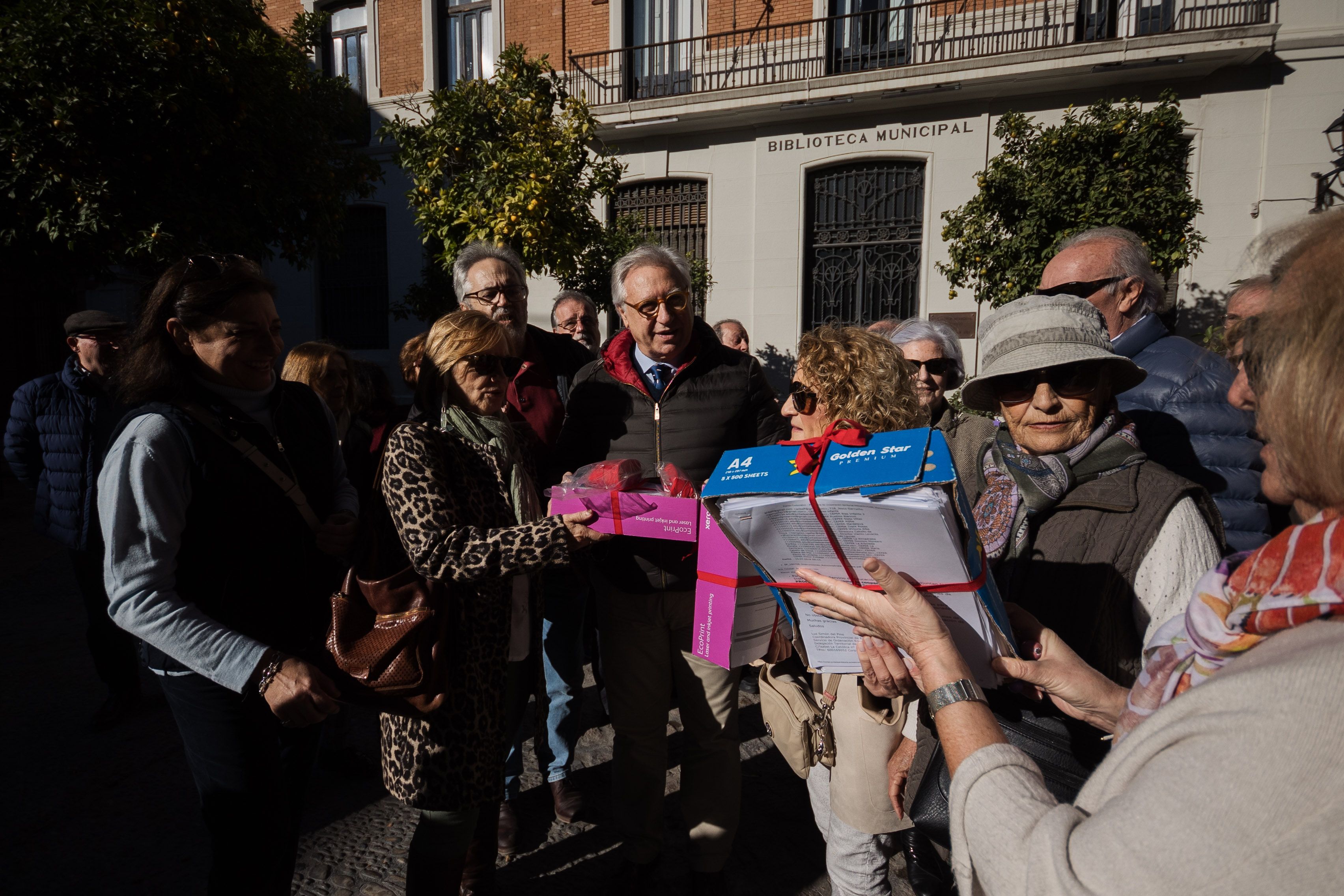 Camas mantiene que se están llevando a cabo mejoras en el Archivo de Jerez, después de que una asociación en defensa del patrimonio le haya hecho entrega simbólica de unos lazos rojos para amarrar los legajos que conserva.