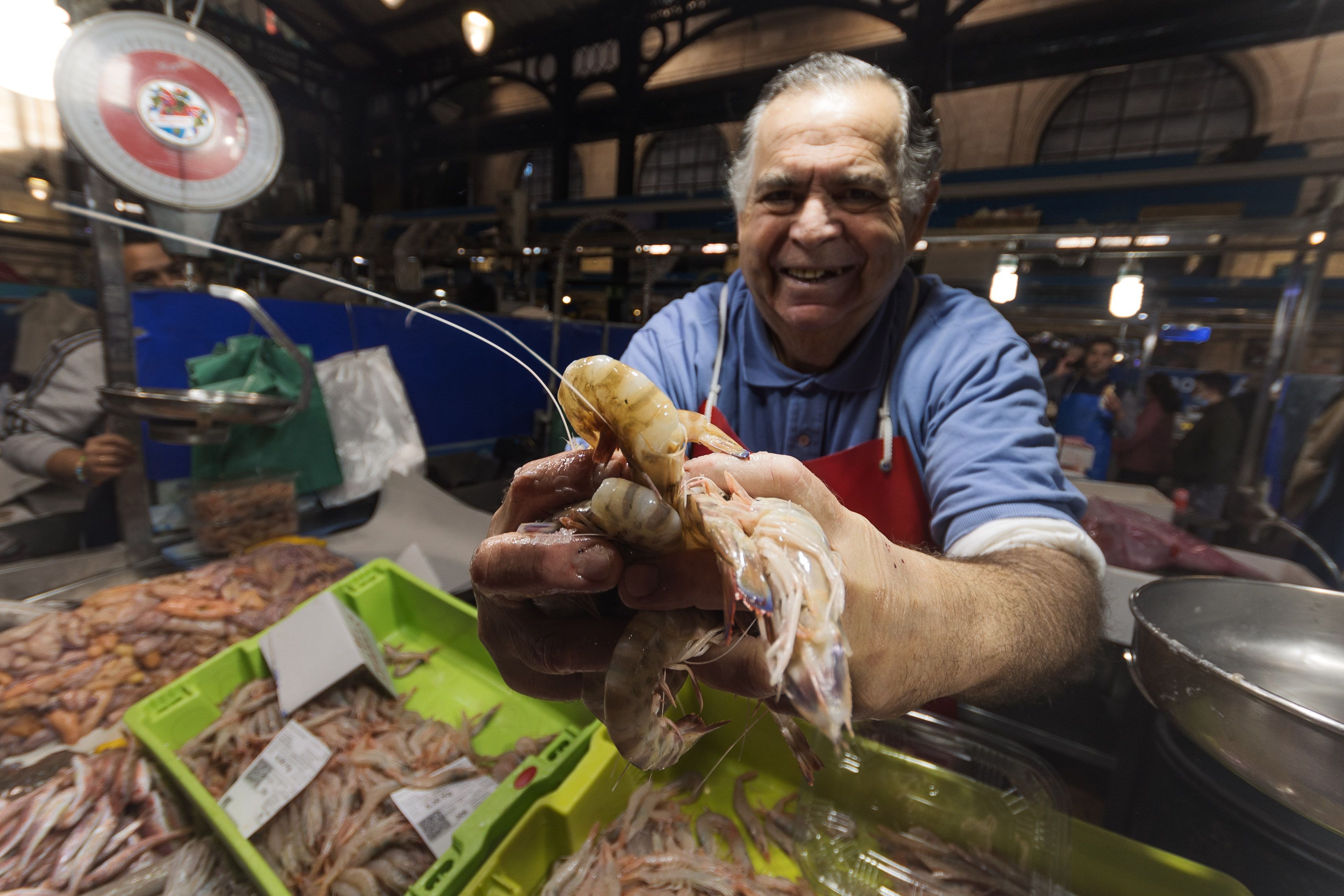 Manuel Flores, grande de La Plaza de Jerez, enseñando un puñado de gambas de su puesto.