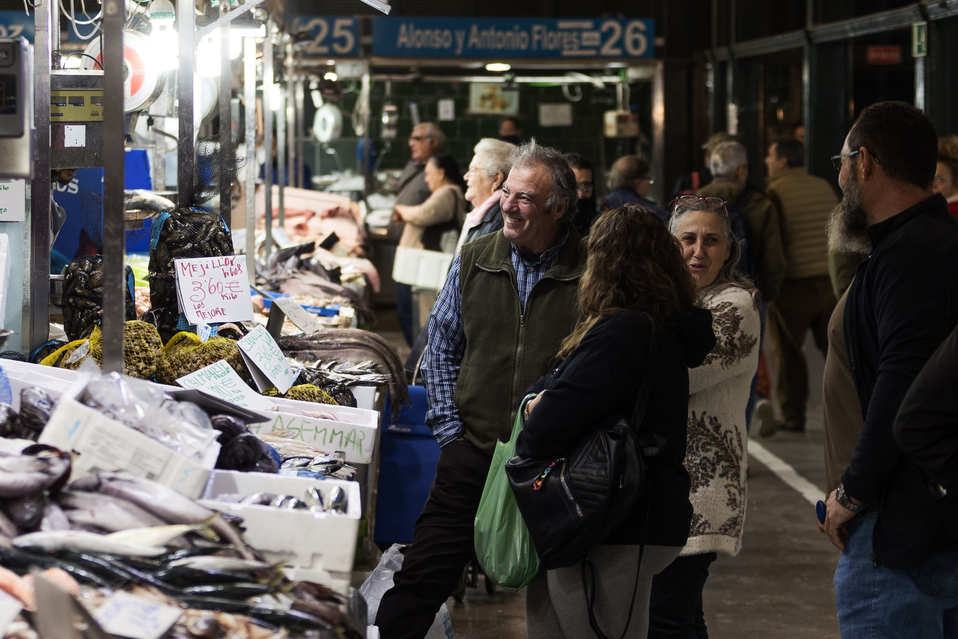 Ambiente en el mercado en la zona del pescado.