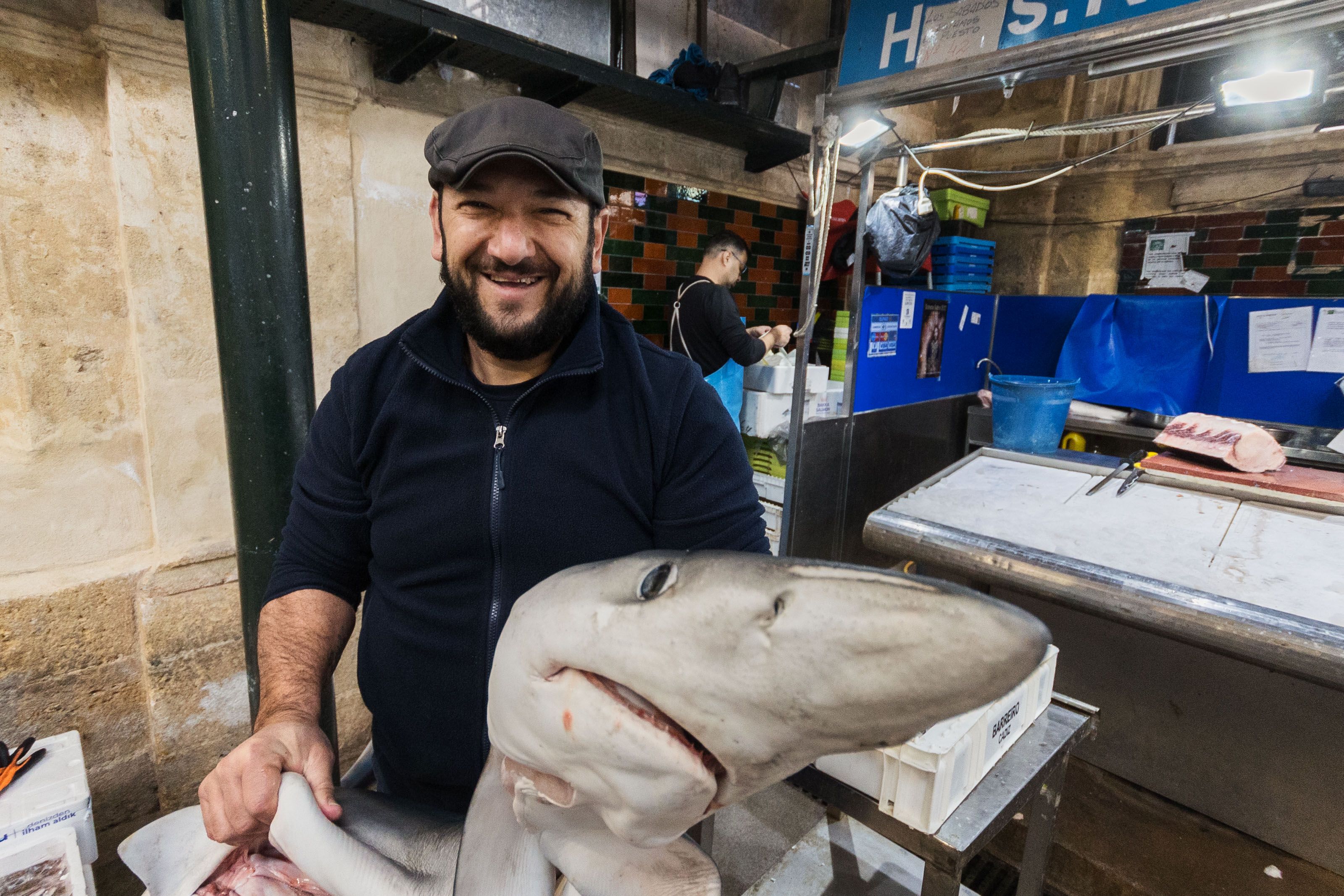 El presidente de los comerciantes de la Plaza con una tintorera en sus manos.   MANU GARCÍA