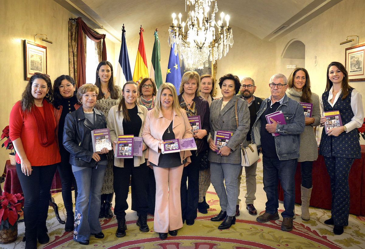 Momento de la presentación del calendario Agenda Tributo a las Nuestras a jerezanas brillantes.