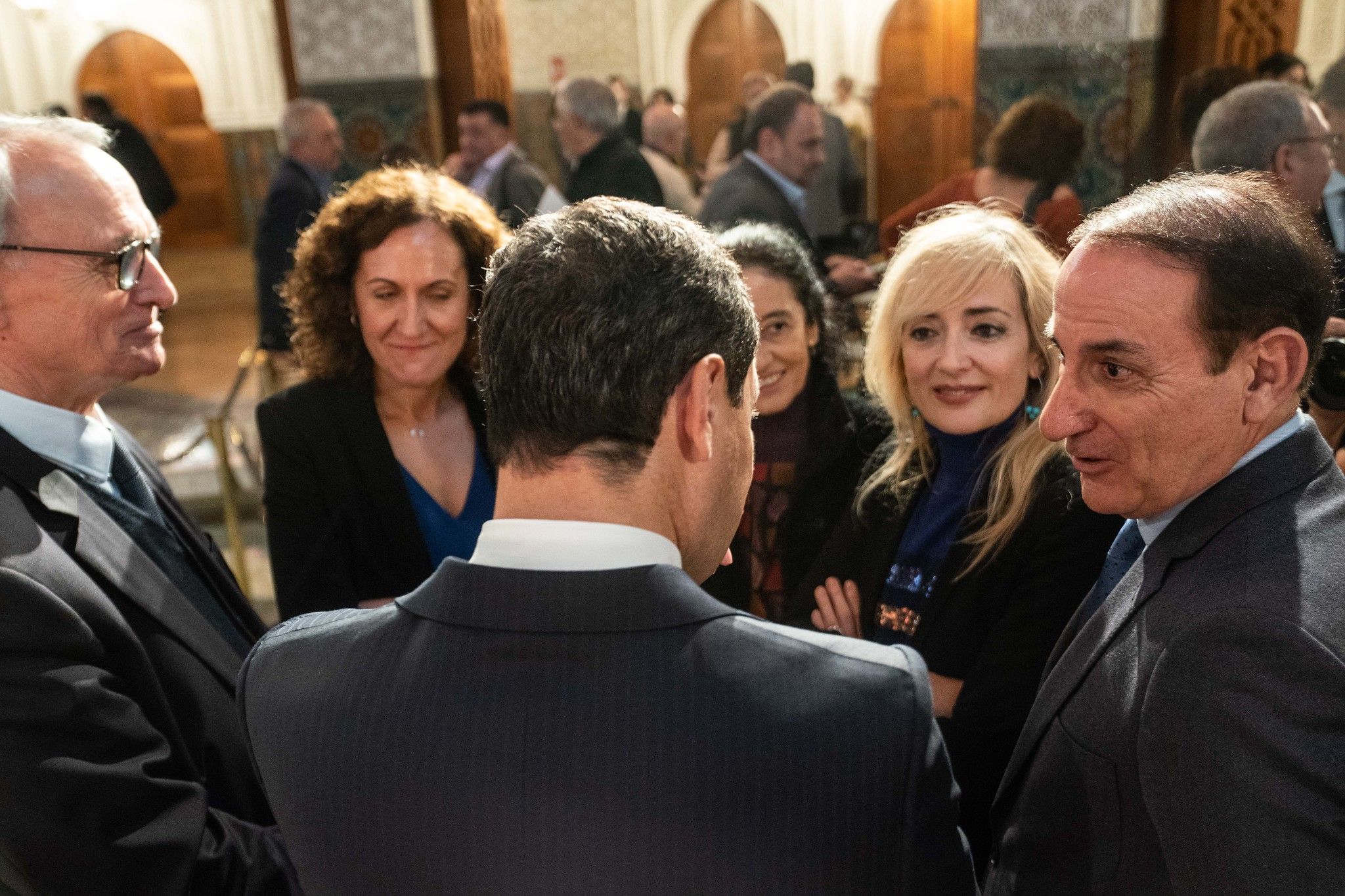 El presidente de la Junta de Andalucía con los representantes de la CCOO, UGT y CEA. 