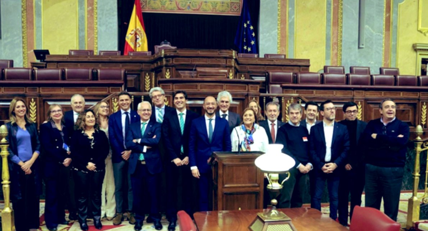 Un foro del Betis acompañado por Joaquín Sánchez, Ángel Haro y Rafael Gordillo ha visitado el Congreso de los Diputados.