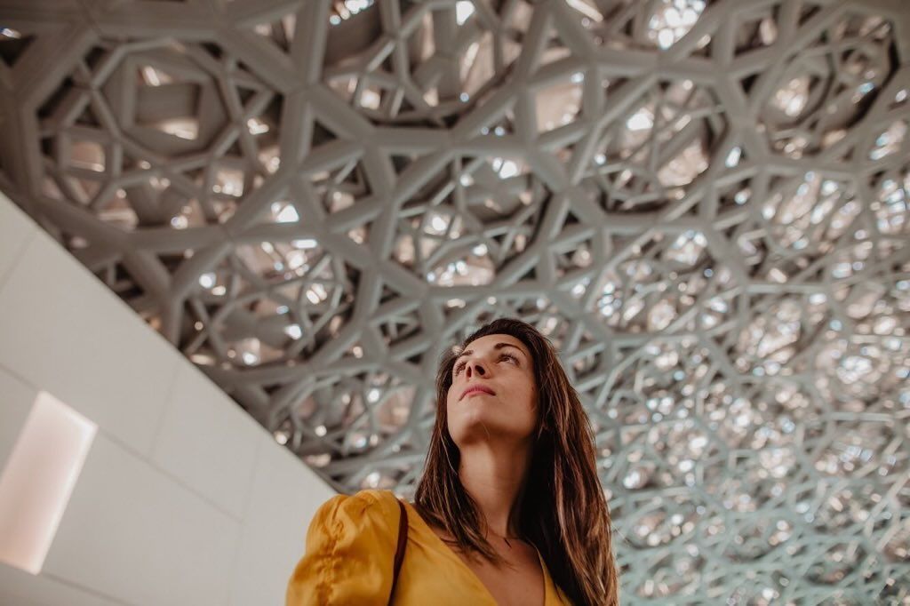 La arquitecta jerezana Andrea García en el Louvre de Abu Dhabi, ciudad vecina a Dubai, donde reside hace cuatro años.