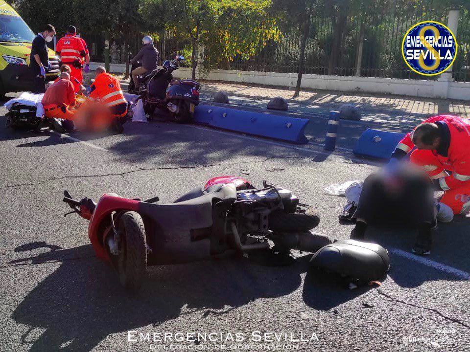 Evacuada al hospital en Sevilla al chocar la moto que conducía borracha contra otro ciclomotor.