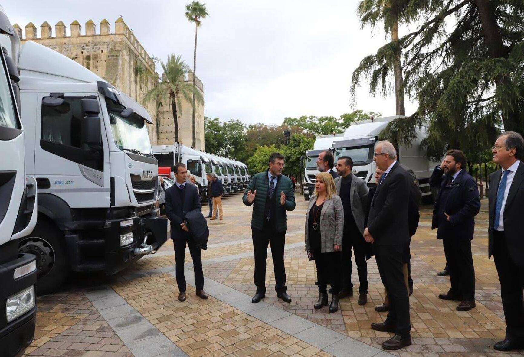 Presentación de la maquinaria que Jerez UTE empleará en el dispositivo especial de limpieza en Navidad.