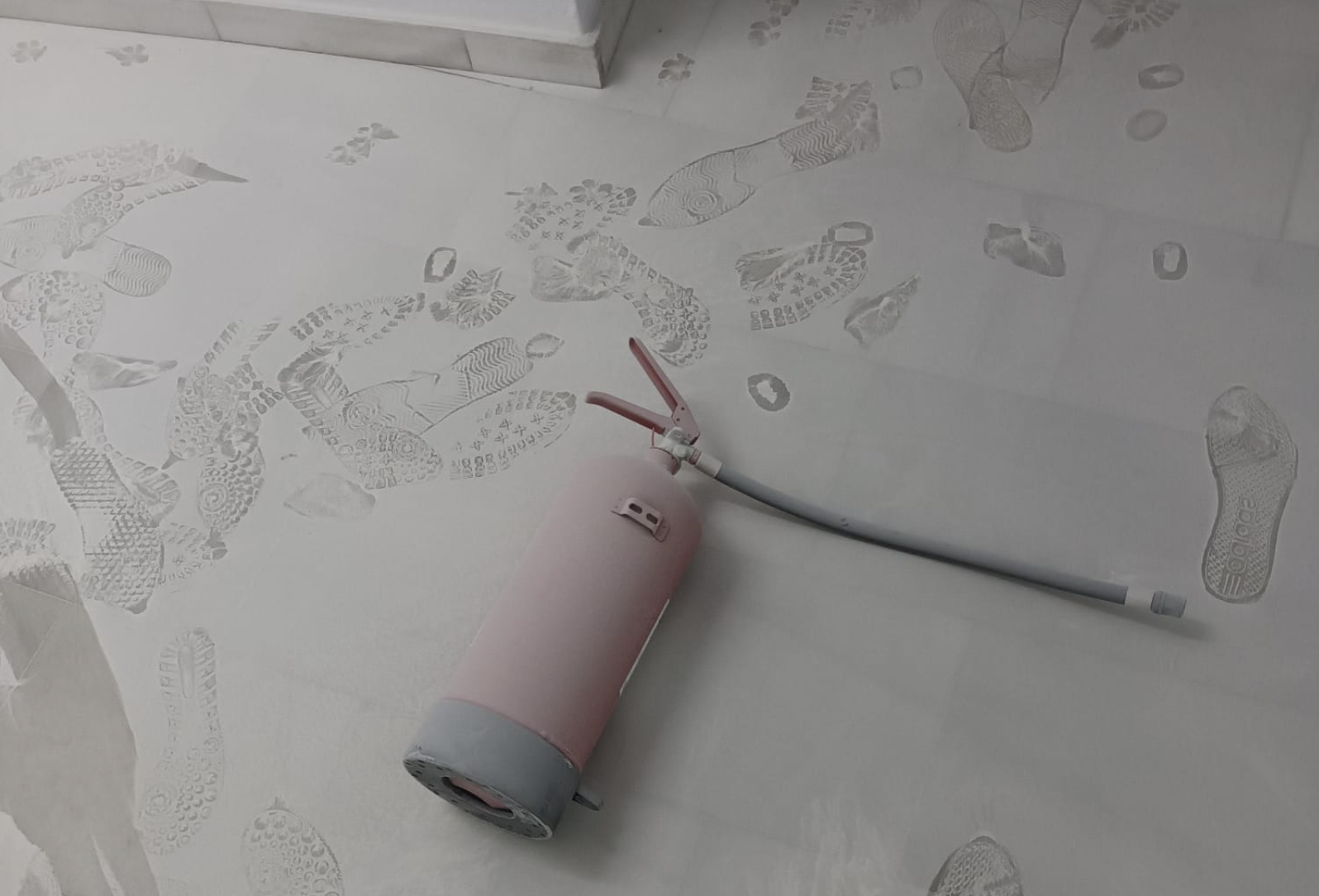 Extintor tirado en un parking de Conil.