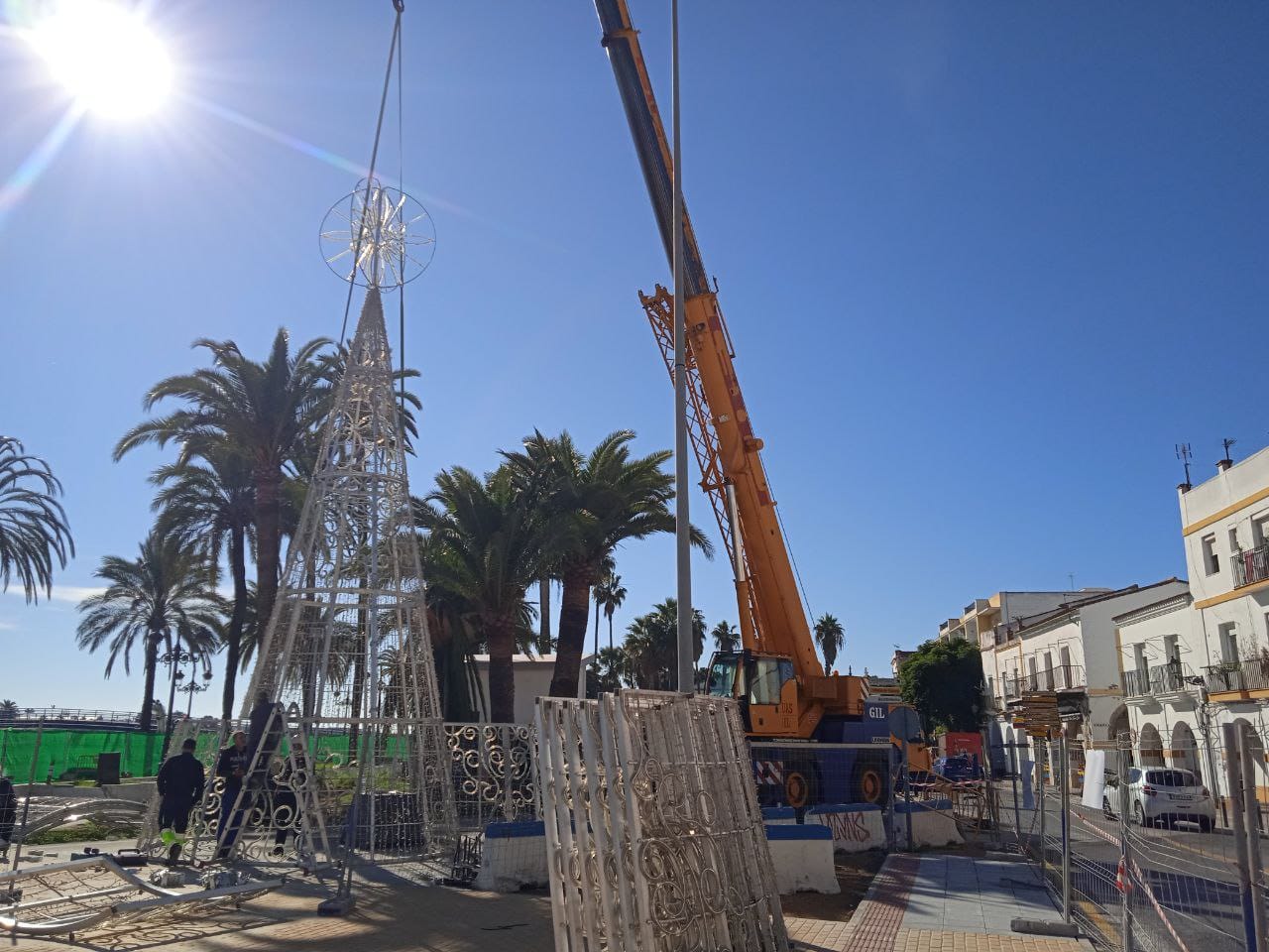 Instalan un árbol de Navidad en la entrada de El Puerto tras años en obras. 