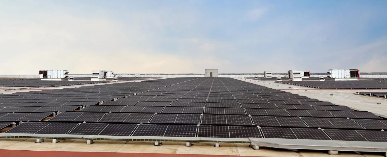 Amazon cuenta actualmente con 16 proyectos de energía renovable en España de ellos en Andalucía cuenta con tres plantas solares. AMAZON