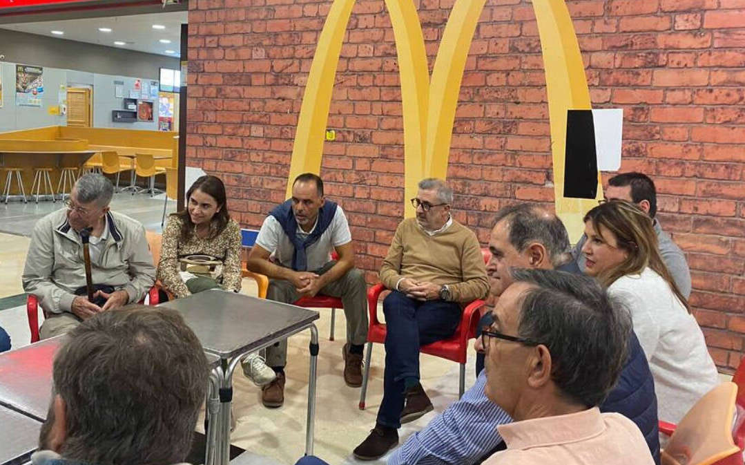 Ciudadanos Alicante en un Mcdonald's. Ciudadanos Alicante en un Mcdonald's.