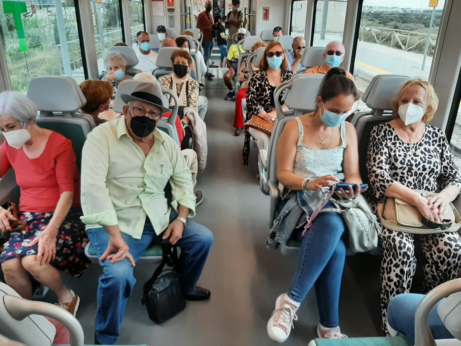 Pasajeros llenan un vagón del Trambahía.