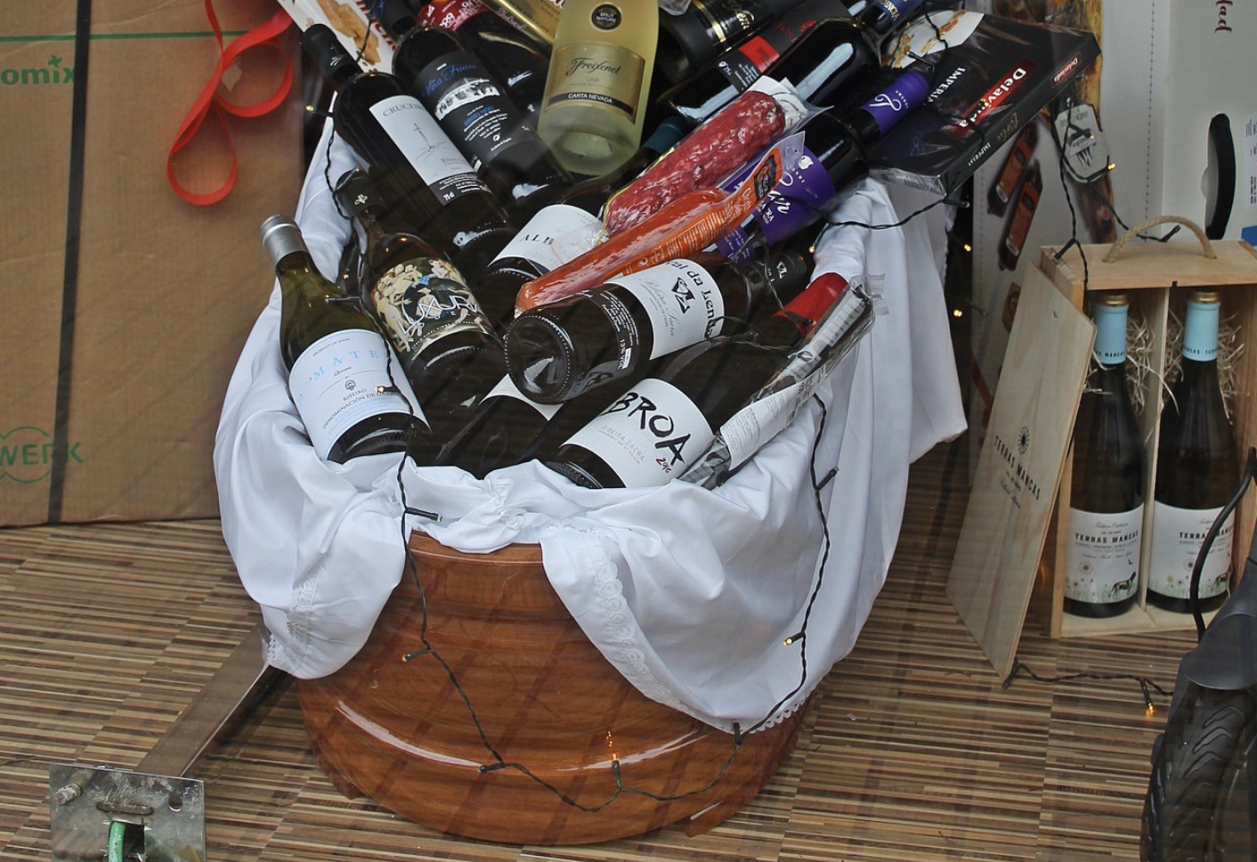 La cesta ataúd de Navidad que sortea una funeraria en Ourense.  JAVIERTORRES