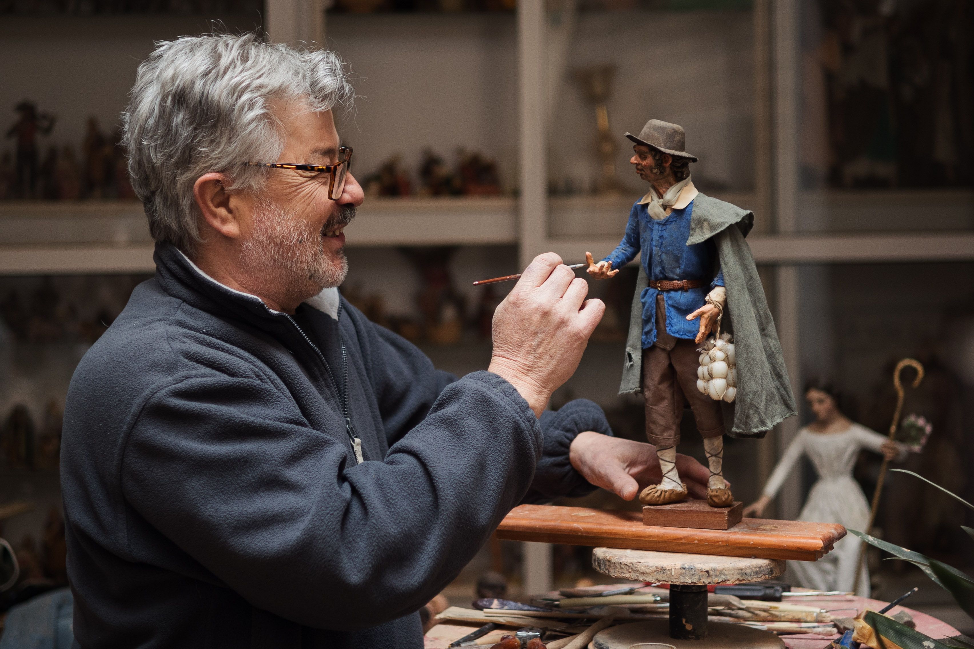 Pedro Ramírez en su taller dando el toque final a una figura es estilo napolitano. Pedro Ramírez en su taller dando el toque final a una figura es estilo napolitano.