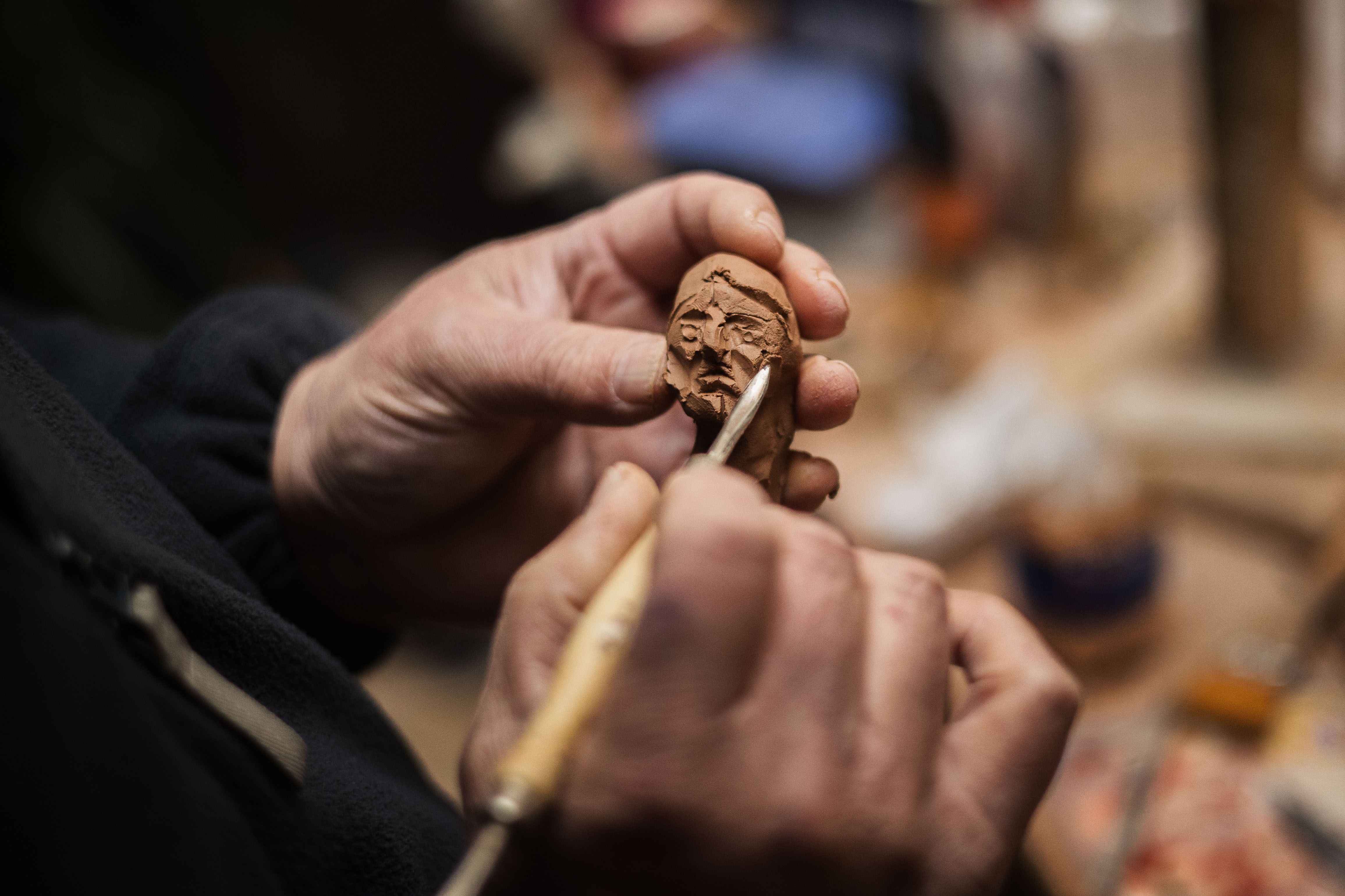 Un escultor modelando un rostro. 