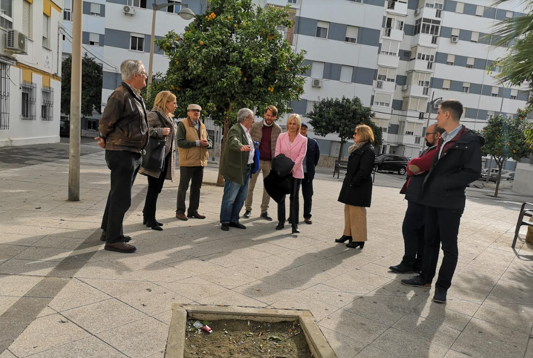 Representantes del PP de Jerez se han reunido con los vecinos de la barriada de Los Naranjos en Jerez.