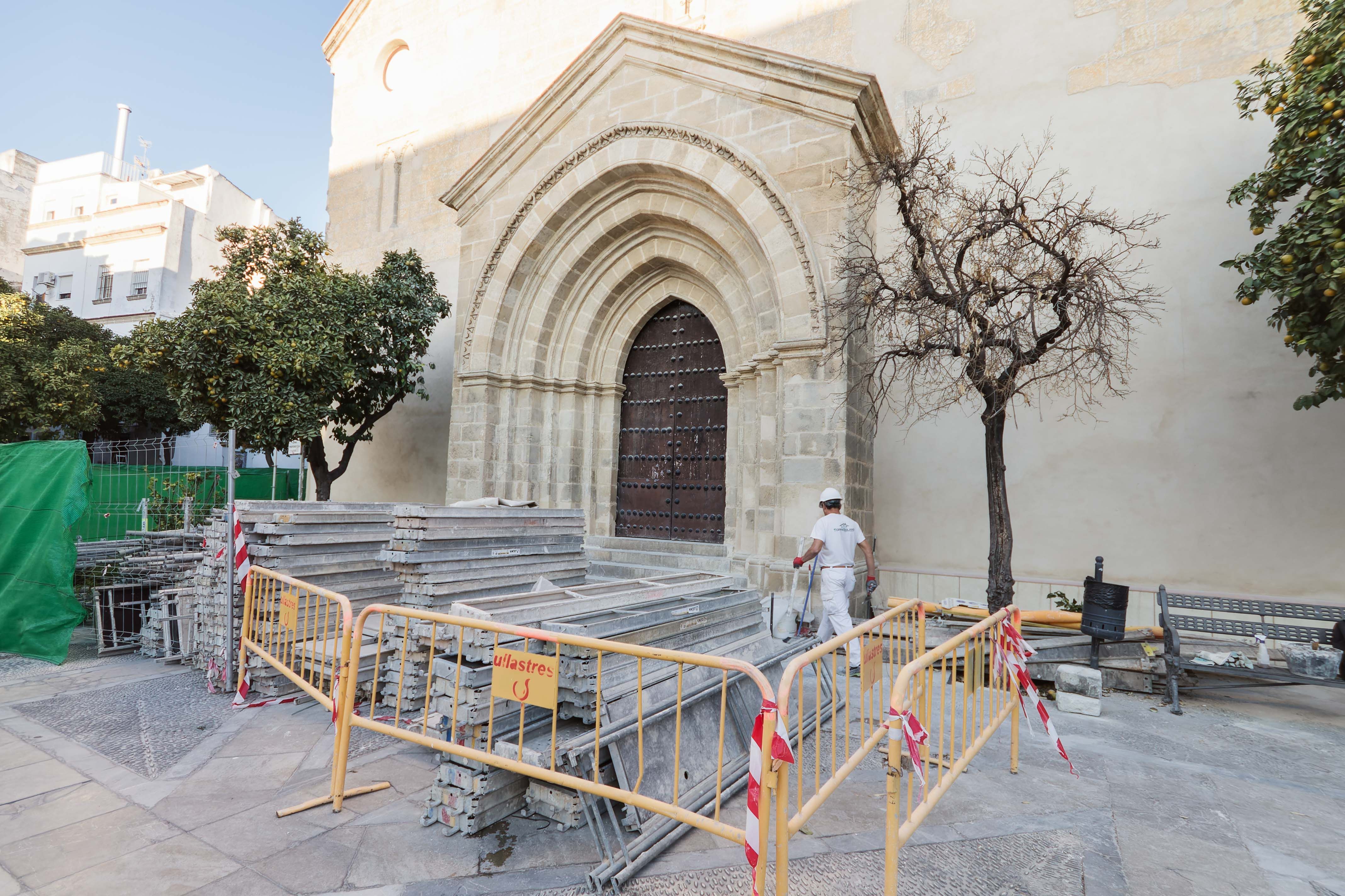 Un operario retirando elementos de la obra y despejando la zona.   CANDELA NÚÑEZ