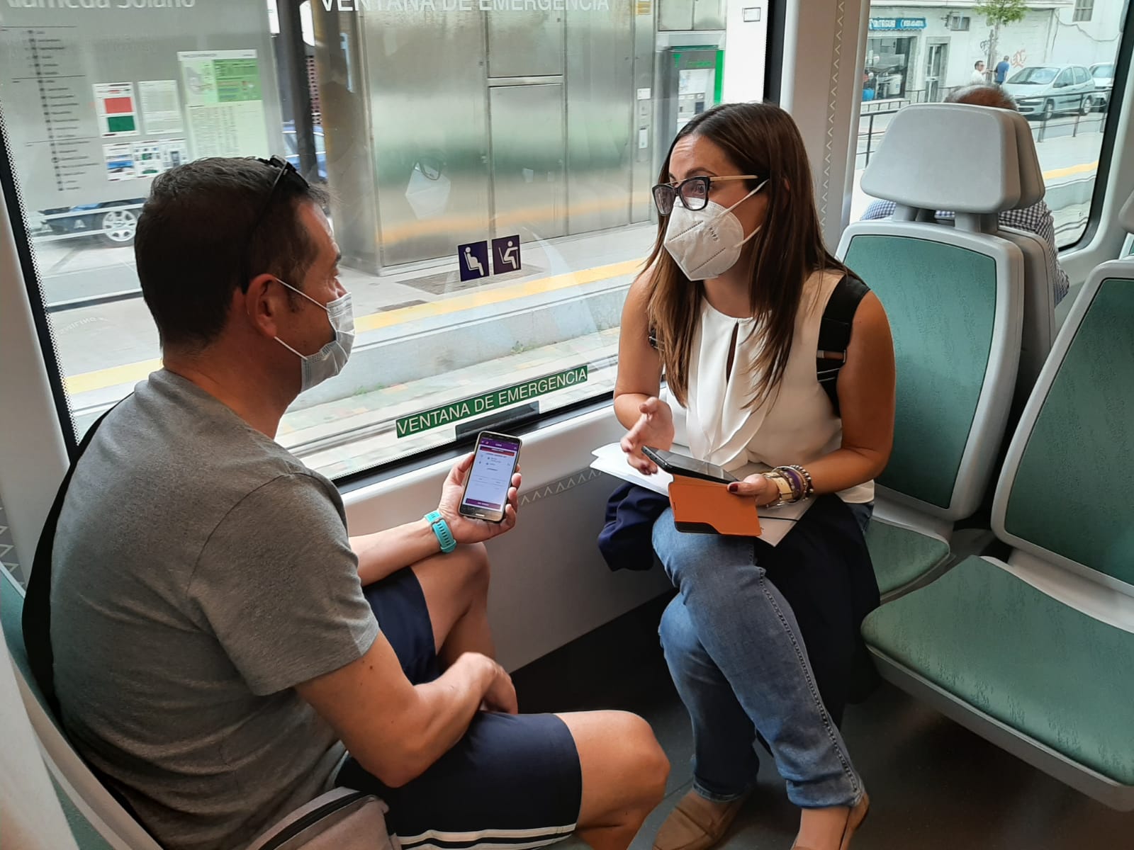 Una imagen del Trambahía y sus usuarios con mascarillas.