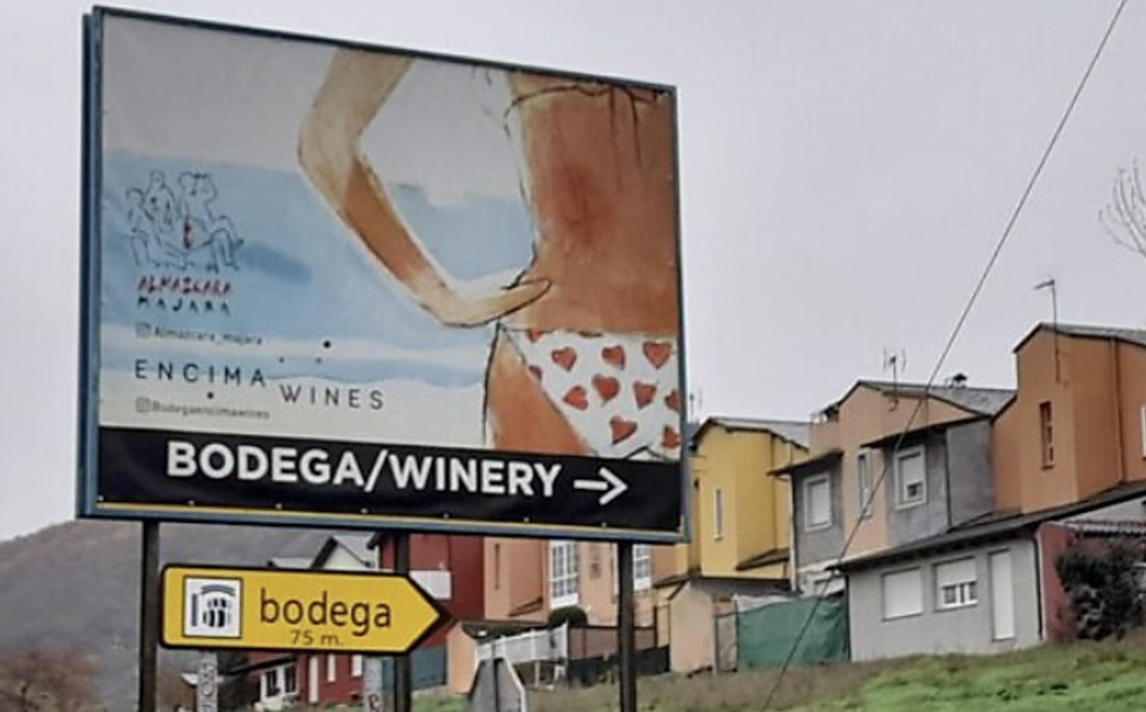 Valla de la Bodega Encima Wines, en la entrada del municipio de Molinaseca, León.