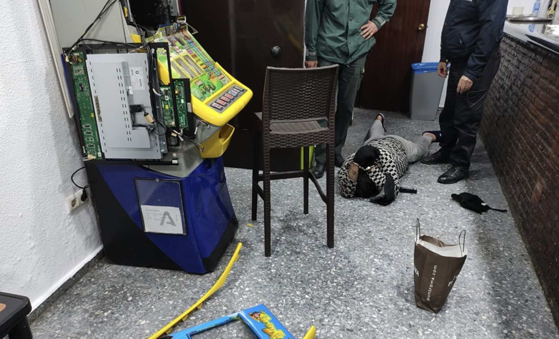 Pillan a un ladrón infraganti en los baños de un establecimiento de Chipiona.