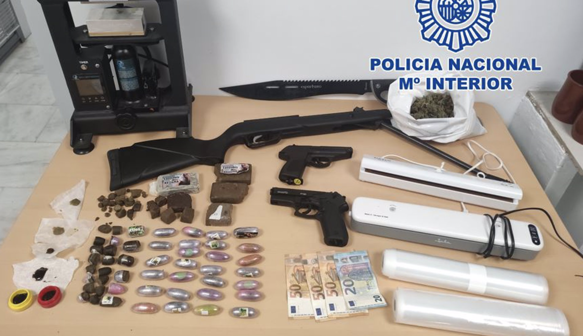 Imagen de algunos objetos intervenidos por la Policía Nacional en un cortijo de Granada.