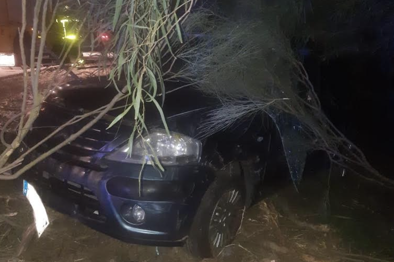 Aparatoso accidente de tráfico en el que vuelca un coche en Jerez donde dos personas se han quedado atrapadas.
