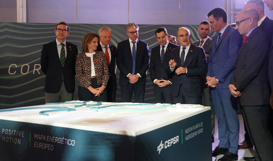 El presidente de la Junta, Juanma Moreno, ha acompañado en San Roque al presidente del Gobierno, Pedro Sánchez, en la presentación del proyecto de CEPSA para crear el Valle del Hidrógeno Verde en Andalucía.