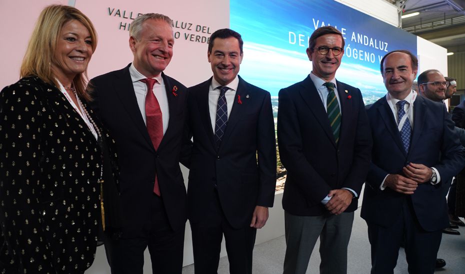 El presidente de la Junta, Juanma Moreno, y el consejero de Política Industrial y Energía, Jorge Paradela, junto a otras autoridades asistentes al acto