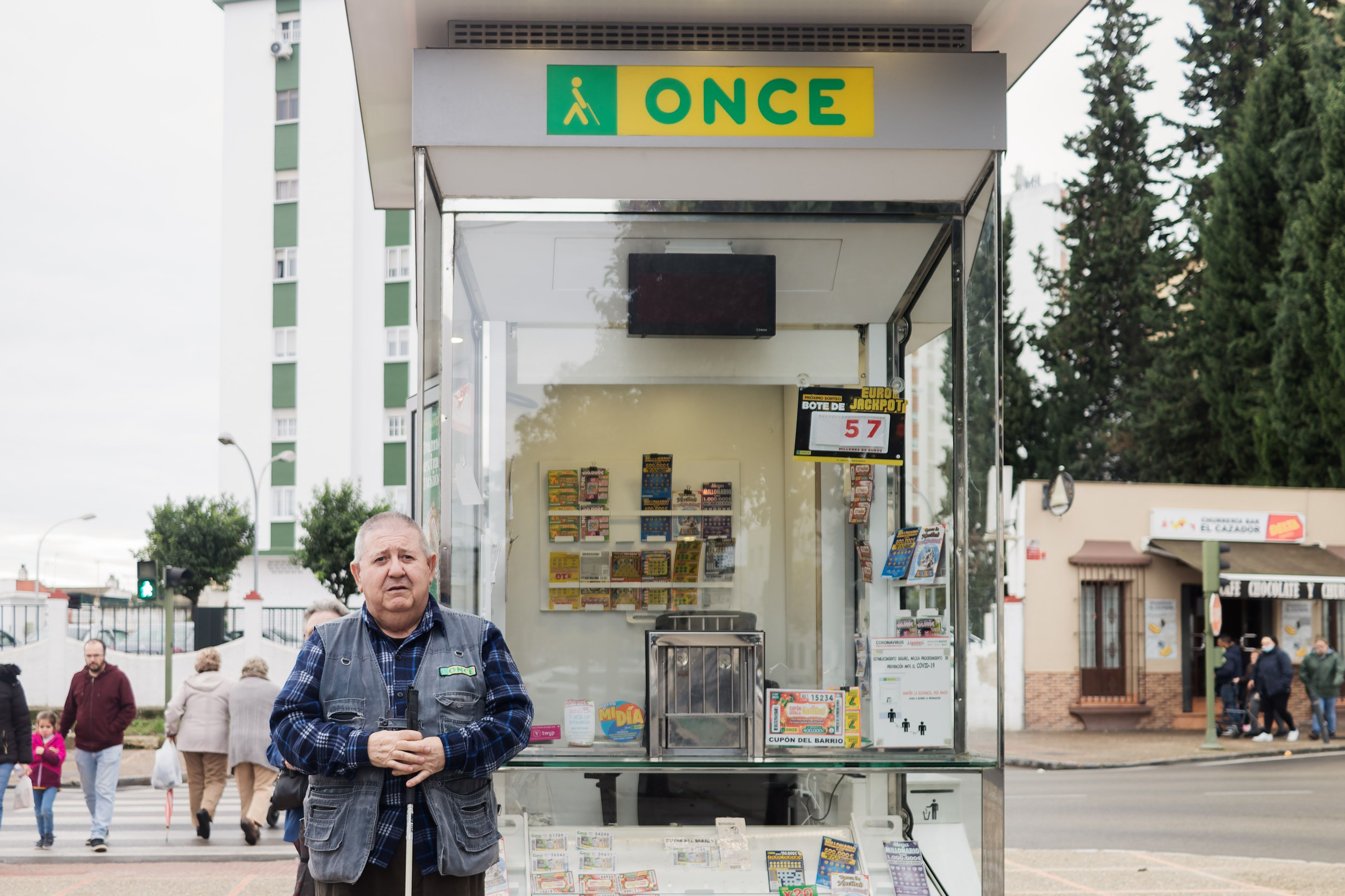 El cuponero unto a su puesto en Las Delicias.     CANDELA NÚÑEZ