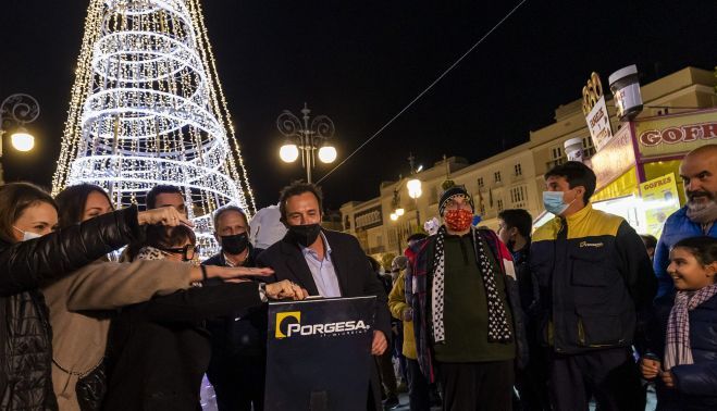 Encendido del alumbrado de Navidad en Cádiz, el pasado año.