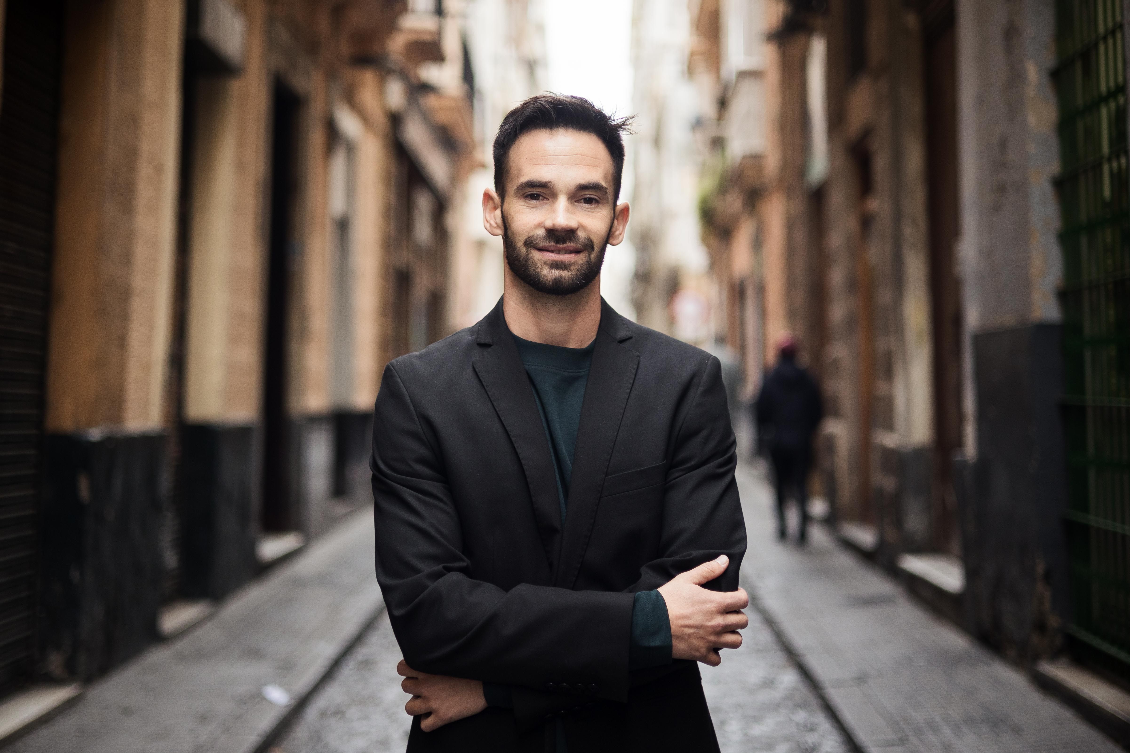 David de la Cruz, periodista y candidato de Adelante Cádiz a la Alcaldía, en calle Sagasta.