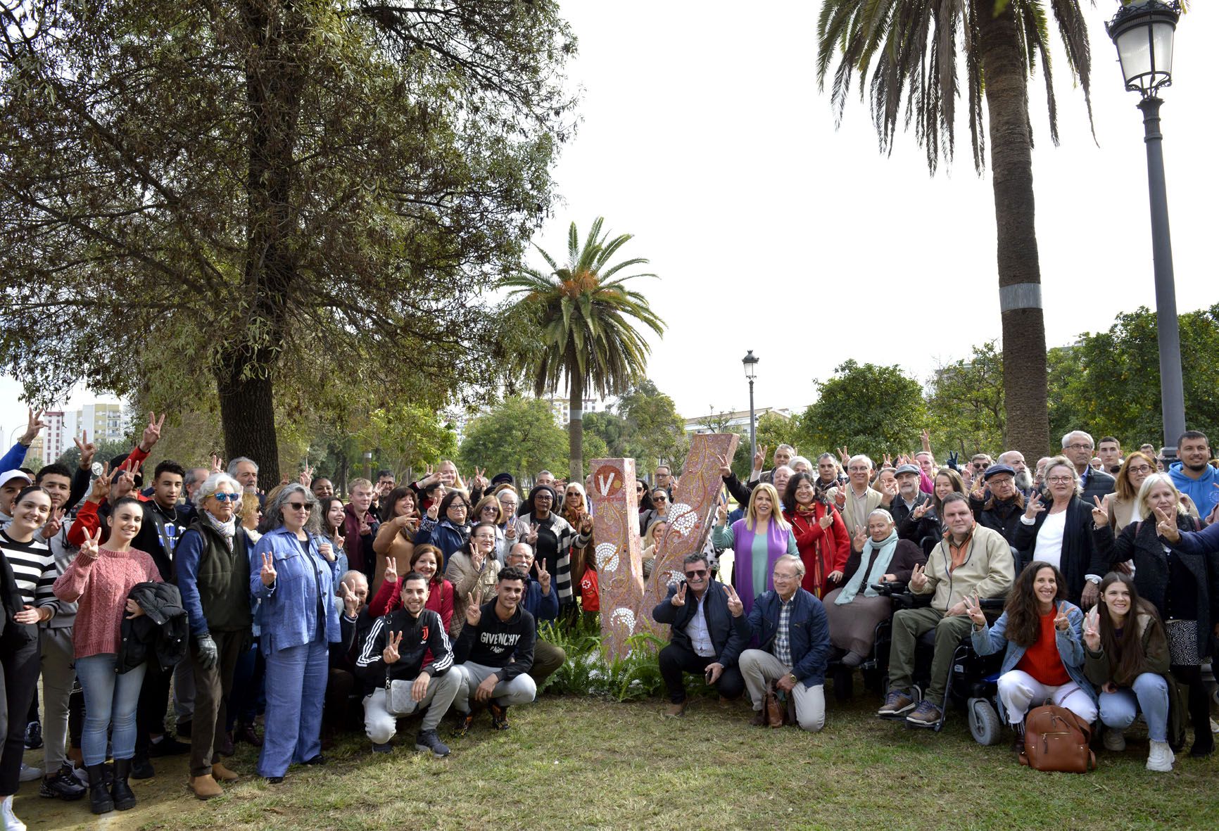 Una labor para hacerles un monumento: Jerez inaugura en El Retiro un homenaje al voluntariado.