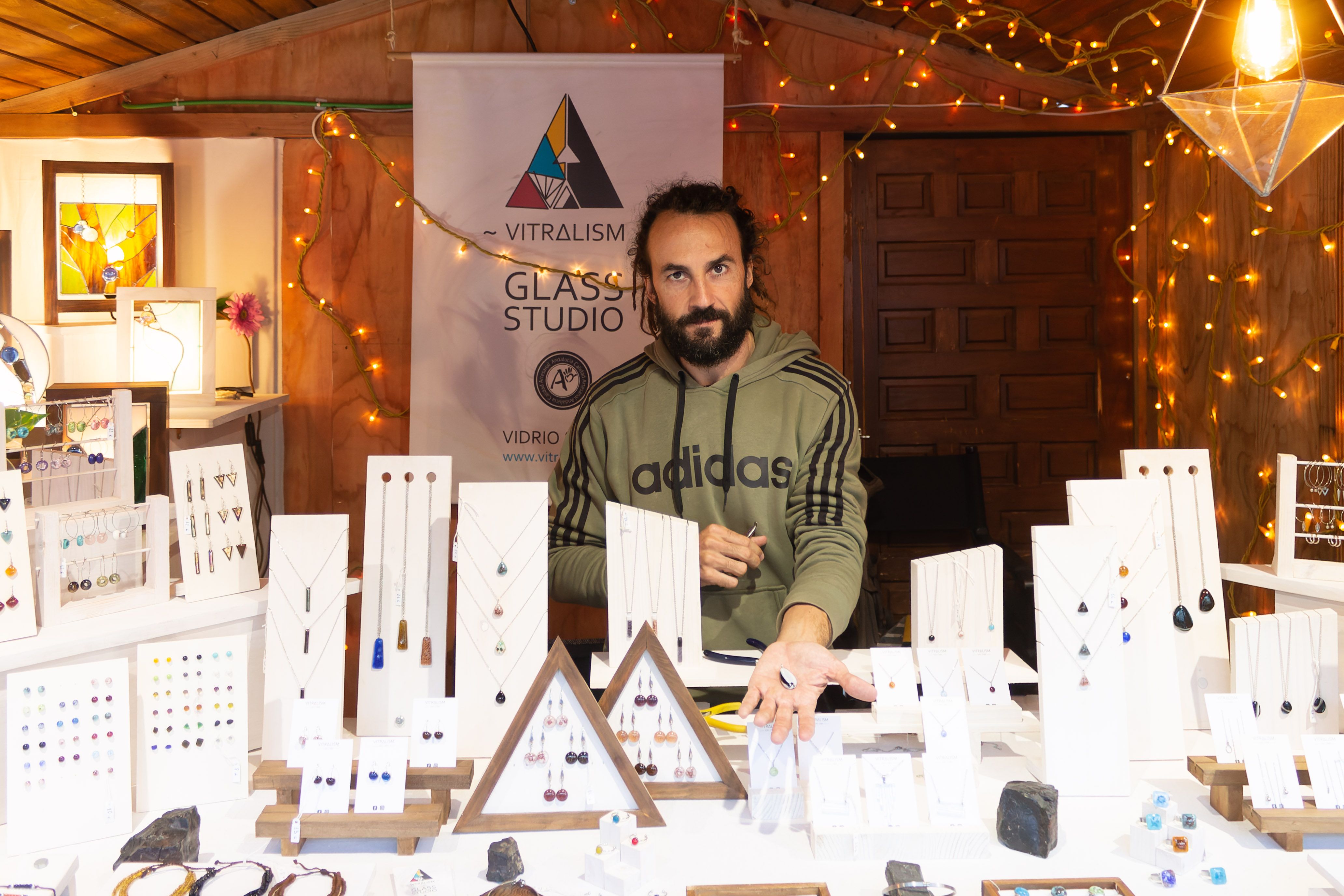El artesano del vidrio Roberto Lozano en su puesto de Vitralism ubicado en la plaza de la Catedral en Cádiz.