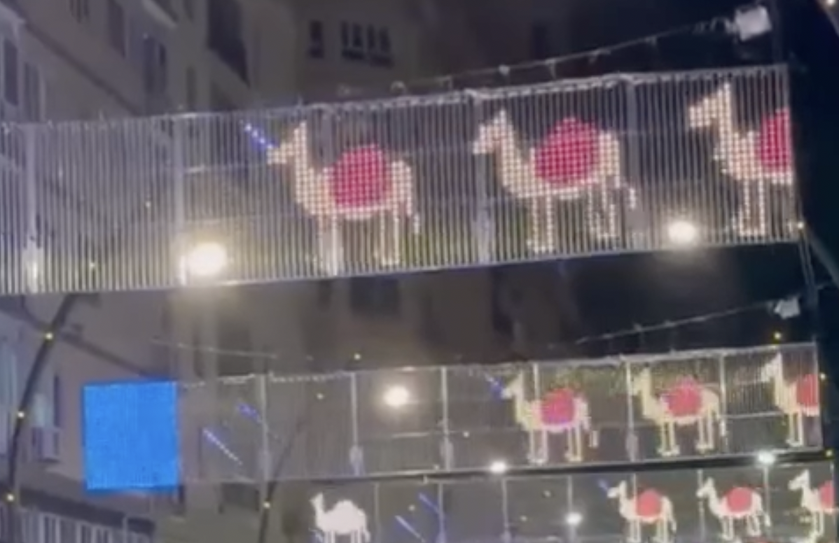Alumbrado navideño en Murcia, con elementos como camellos que "lanzan impactruenos". TWITTER