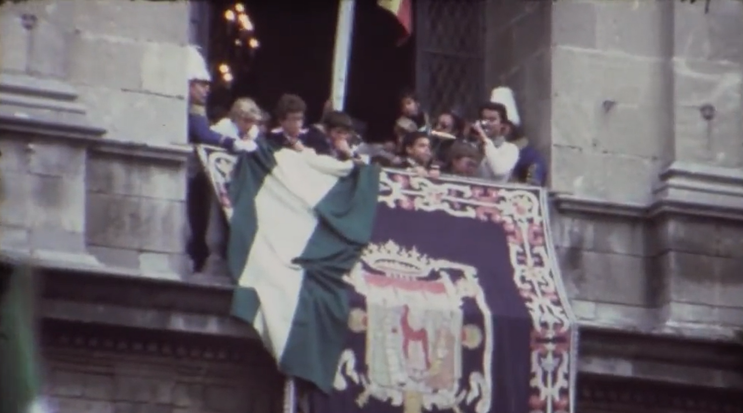 Momento en el que se despliega la bandera de Blas Infante el 4D.