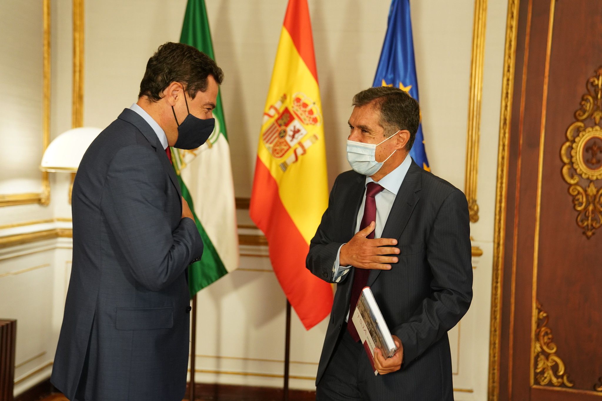 El presidente del TSJA, Lorenzo del Río, con Juanma Moreno en una imagen de archivo, quiere 'arreglar' el caos derivado del cierre de juzgados.