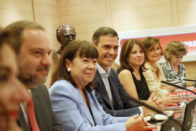 Pedro Sánchez, en un reciente comité ejecutivo federal acompañado de otros miembros destacados de su equipo como Narbona, Ábalos, Lastra y Calvo.