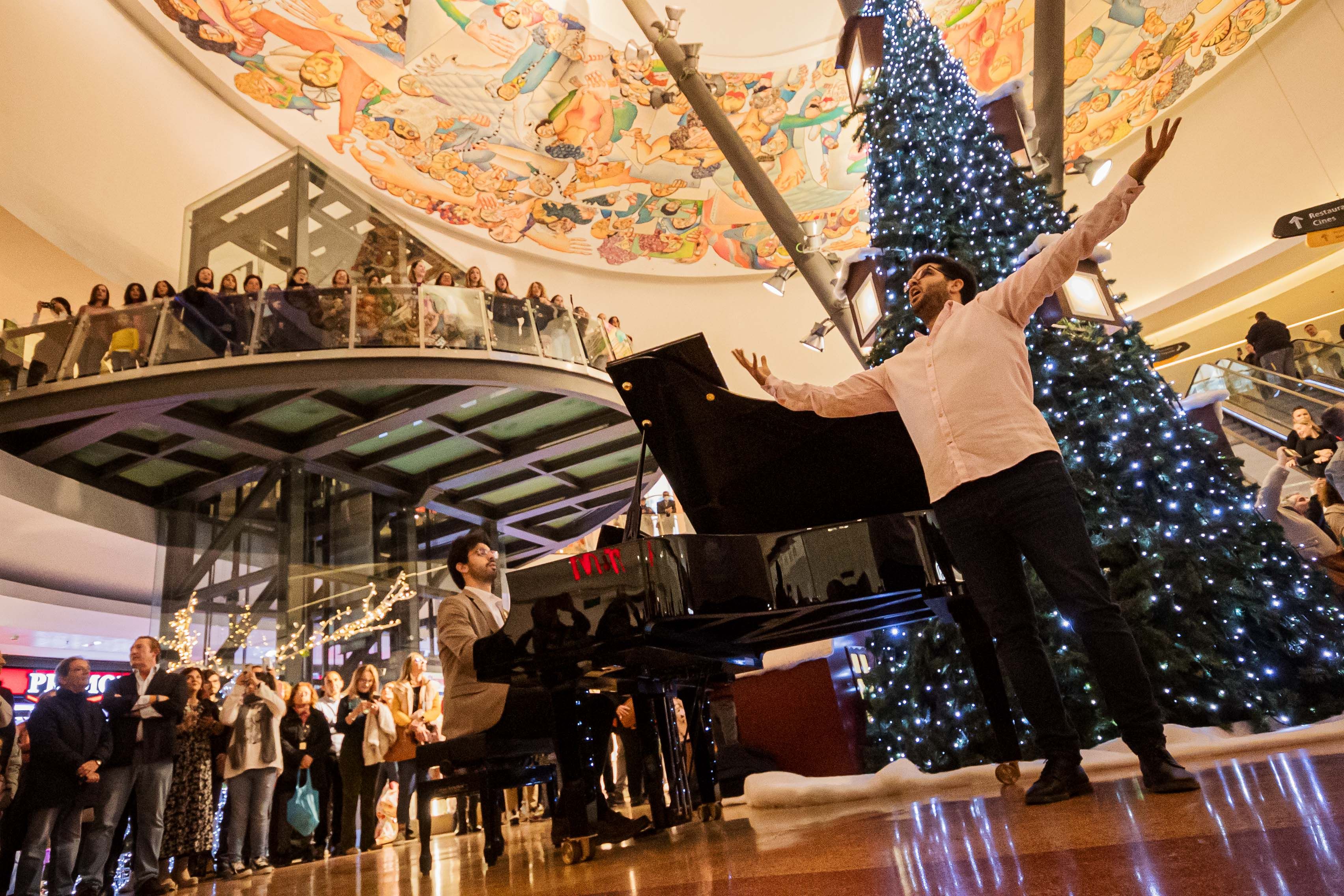 Alucinante estreno de la Navidad en Área Sur Jerez: 'flashmob' de 'Carmina Burana' y villancicos populares.